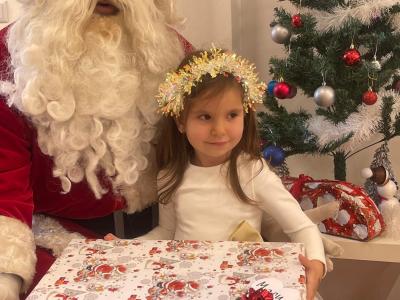 Дядо Коледа раздава подаръци