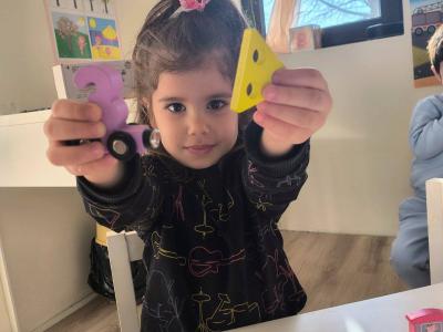 Децата се качиха във влакчето на цифричките и отпътуваха към страната на числата. ЧДГ 
