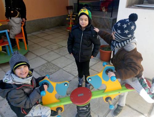 Подвижни игри навън