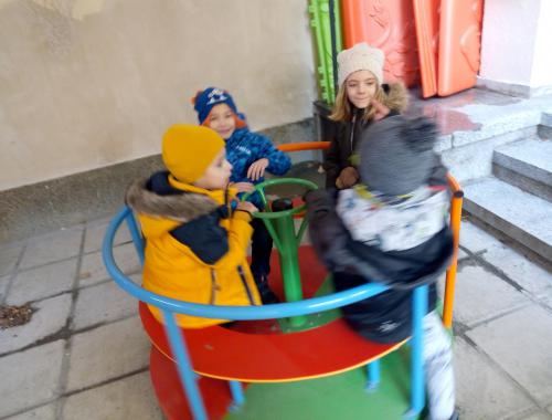 Подвижни игри навън