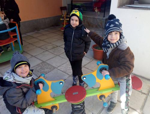 Подвижни игри навън