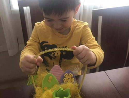 Изработване на великденска украса